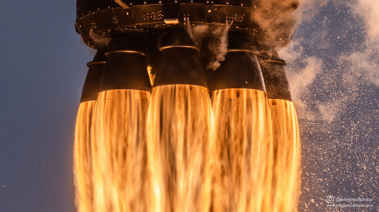 Эффектный ночной старт SpaceX Falcon 9 показали с борта самолёта