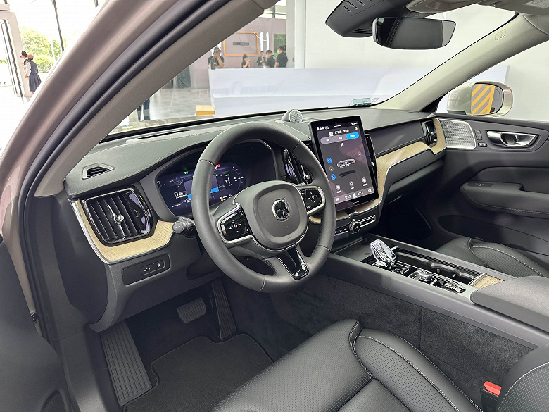 Самый популярный Volvo стал еще лучше. Представлен Volvo XC60 2026 T8 — 455 л.с., запас хода 1360 км и сразу скидка в 25 тысяч долларов