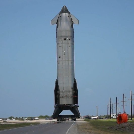 Юбилейный Starship везут по дороге перед запуском двигателей — корабль готовится к десятому полёту