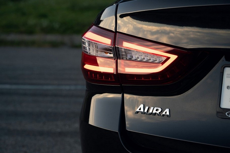 АвтоВАЗ упрощает Lada Aura: на ПМЭФ-2025 показали более дешёвую версию 