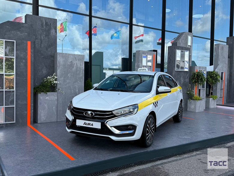 АвтоВАЗ упрощает Lada Aura: на ПМЭФ-2025 показали более дешёвую версию 