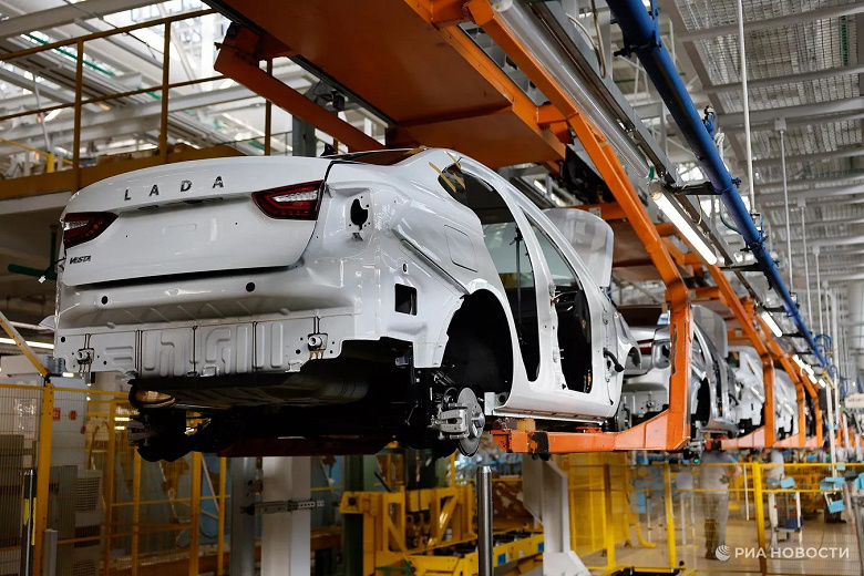 АвтоВАЗ признал: рынок переполнен, на складах скопилось огромное количество Lada