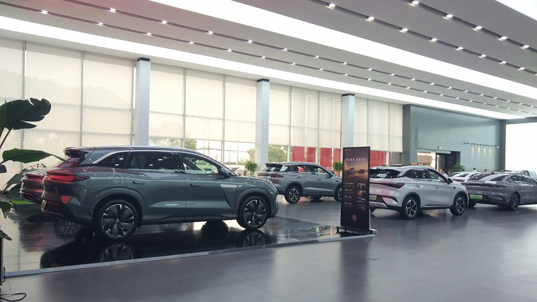 Огромные скидки уже не помогают: запасы машин растут, BYD сокращает смены и замедляет производство