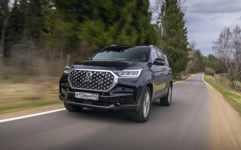 Завезли тысячи машин и установили завышенные цены. Почему KGM (SsangYong) вынужденно обрушил цены на Torres, Tivoli, Korando и Rexton, объяснил глава «Автостата»