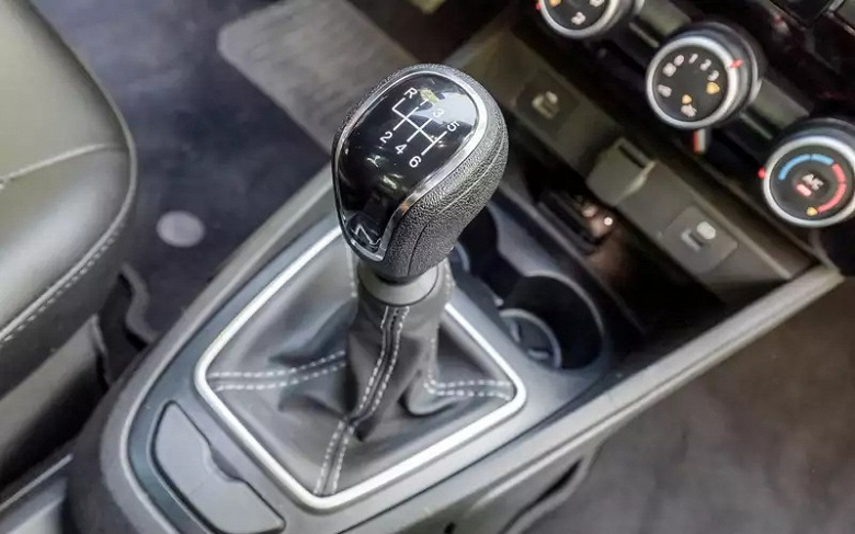 Новая коробка Lada Vesta напоминает о Renault Duster: позволяет трогаться со второй передачи и проще ездить по пробкам, рассказали в «За рулем»