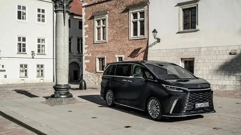 Люксовая версия новейшей Toyota Alphard снова в России. В продаже появился минивэн Lexus LM 350h