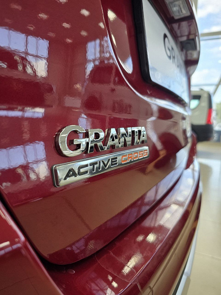 Новая Lada Granta с кроссоверным клиренсом появилась в салонах. Опубликованы живые фото