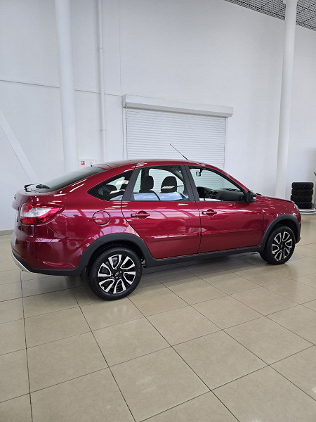 Новая Lada Granta с кроссоверным клиренсом появилась в салонах. Опубликованы живые фото