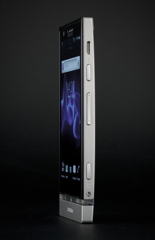 Sony Xperia P — правая грань