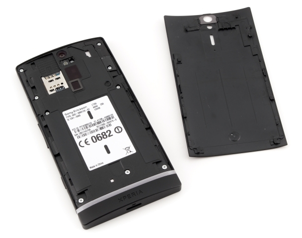 Sony Xperia S — с открытой крышкой