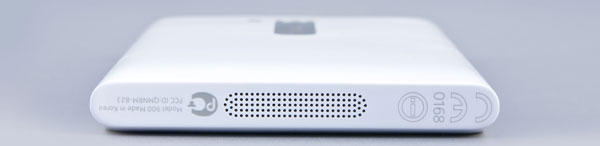 Смартфон Nokia Lumia 900: вид снизу