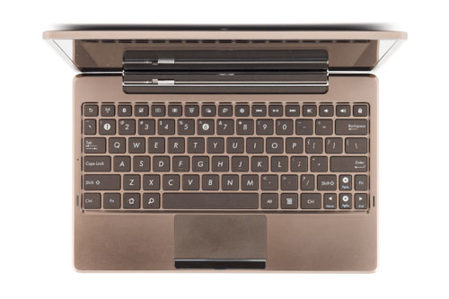 Вид сверху на док-станцию с подключеннымо планшетом Asus Eee Pad Transformer